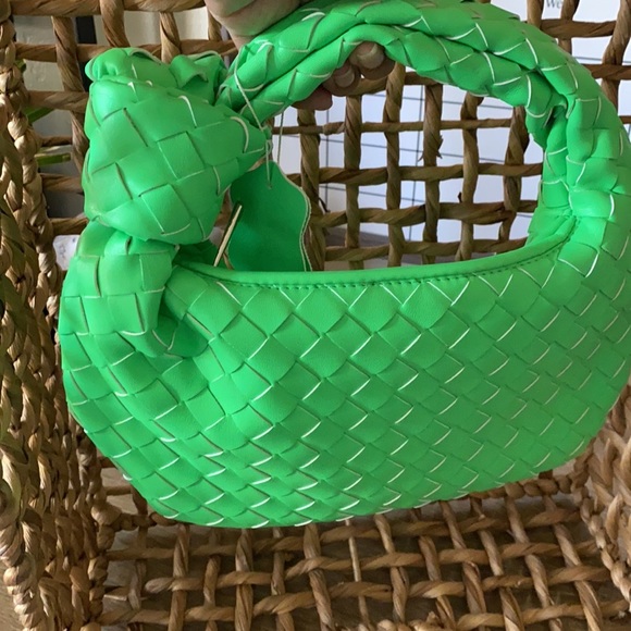 Gently used green hand bag clutch - Picture 2 of 2